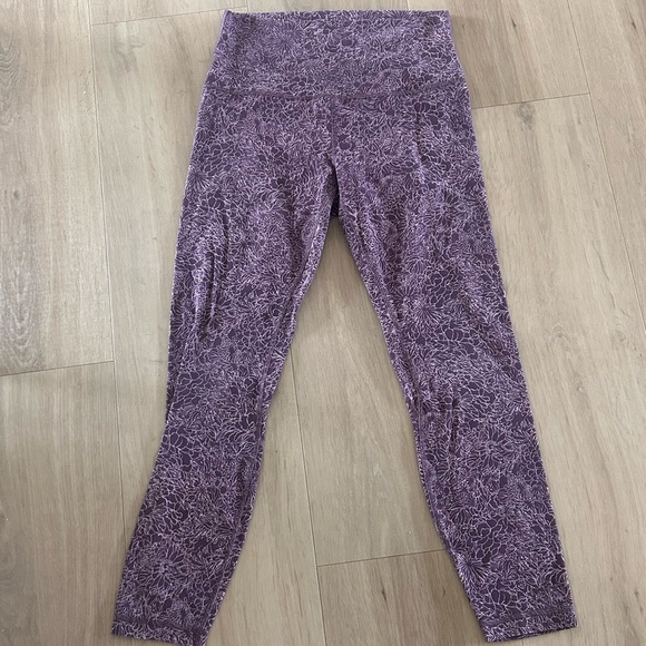 Lululemon size 4 Purple Patterned Leggings - Picture 1 of 3
